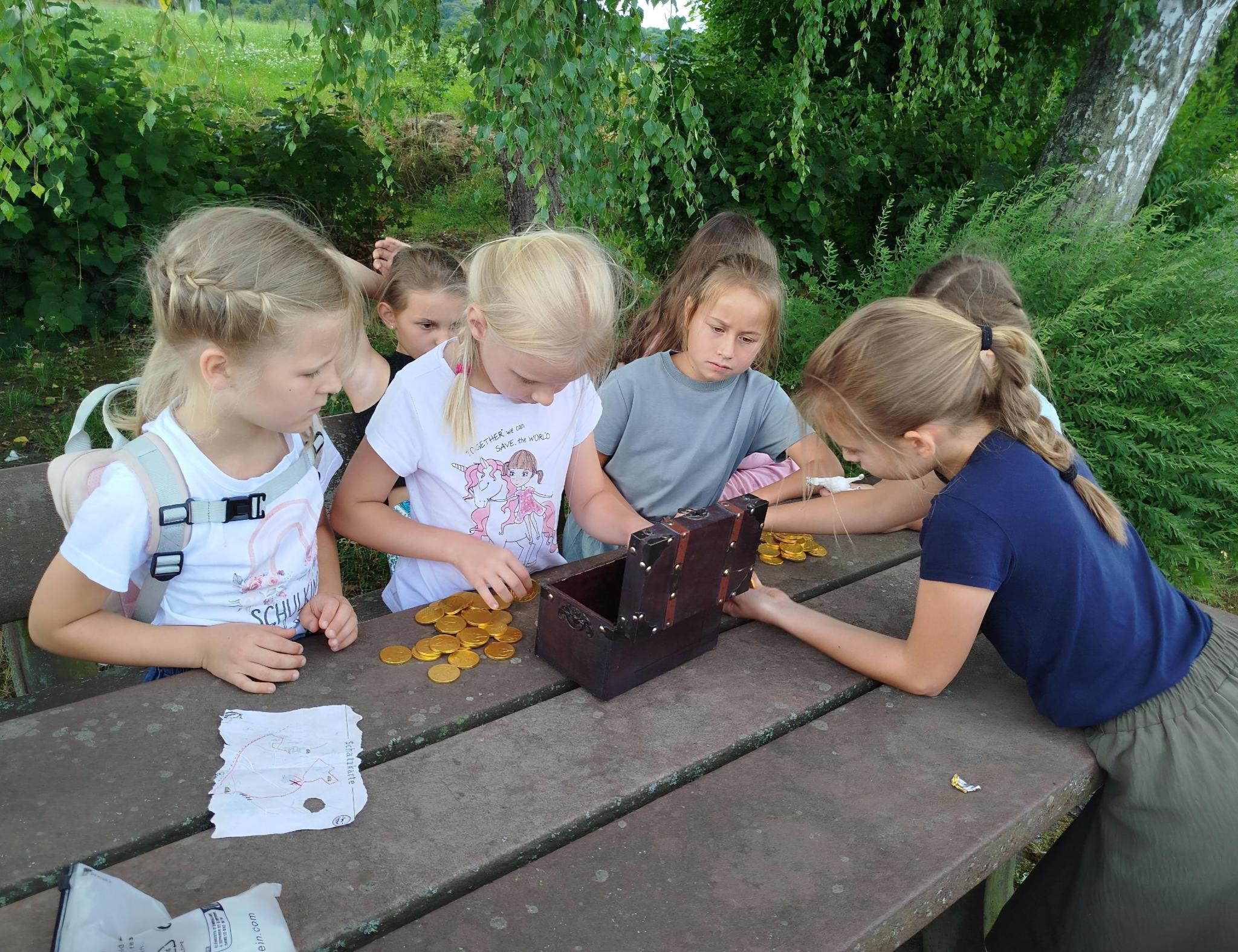 Kinder entdecken eine Schatztruhe