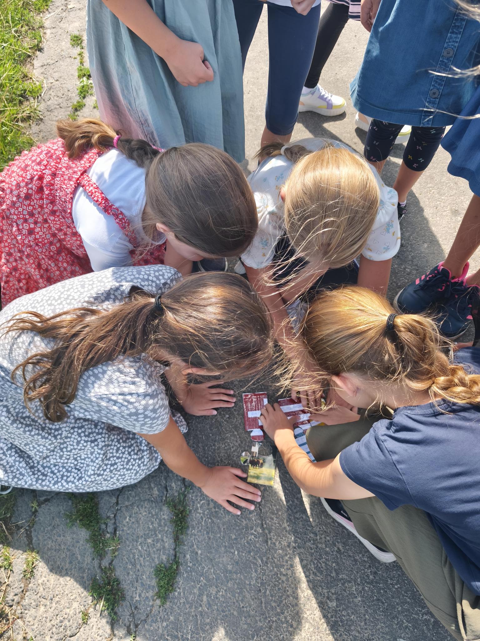 Kinder schauen gespannt gemeinsam